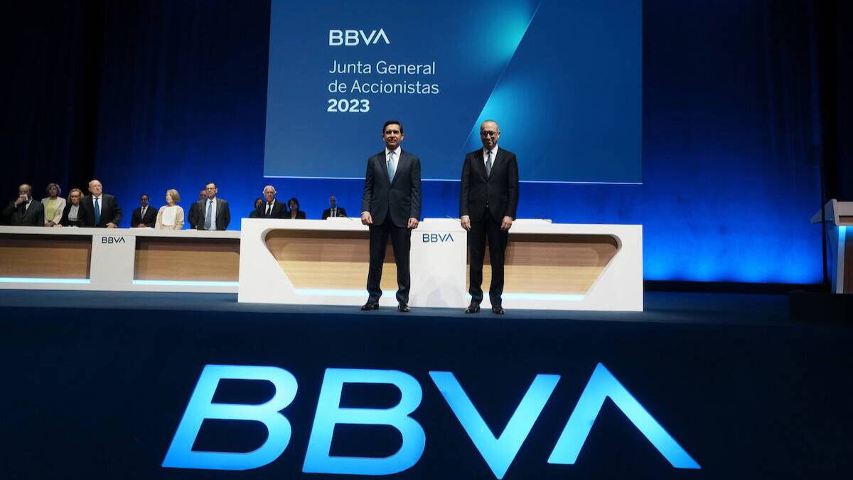 El presidente de BBVA, Carlos Torres Vila (i), y el CEO de BBVA, Onur Genç (d), durante la Junta general de Accionistas. Europa Press.