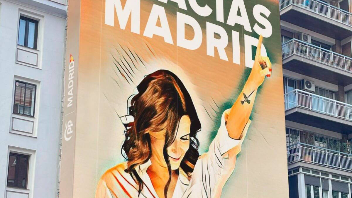 Cartel del PP con la imagen de Isabel Díaz Ayuso celebrando la victoria en las elecciones del 28 de mayo.