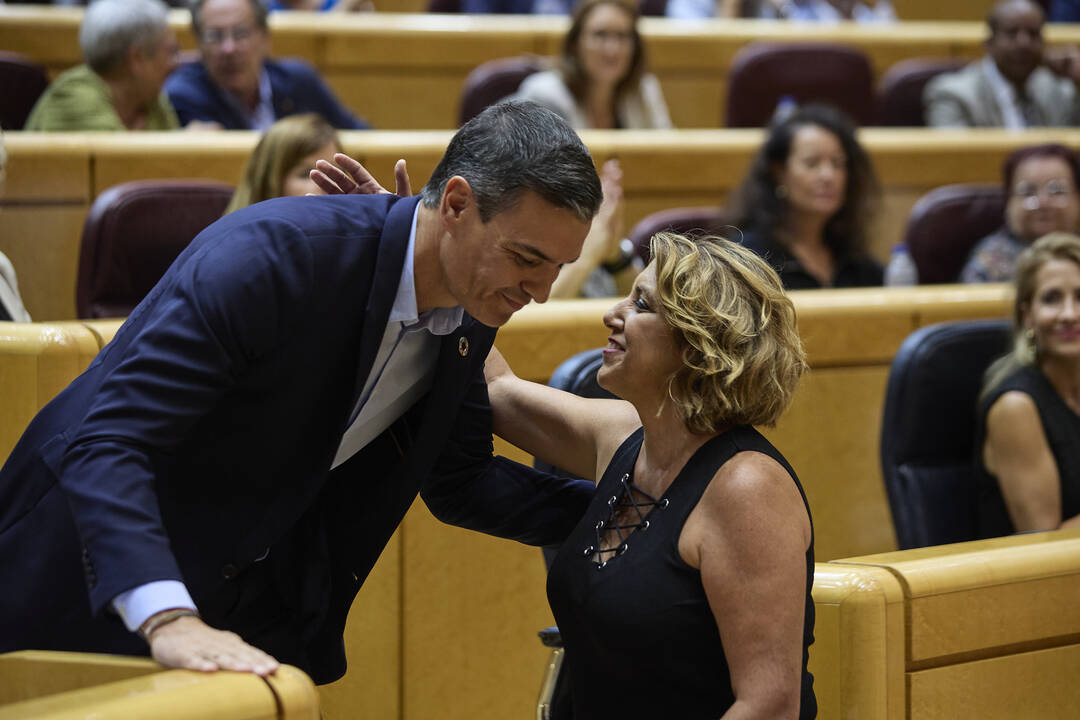 El presidente del Gobierno, Pedro Sánchez, saluda a la senadora del PSOE, Susana Díaz.