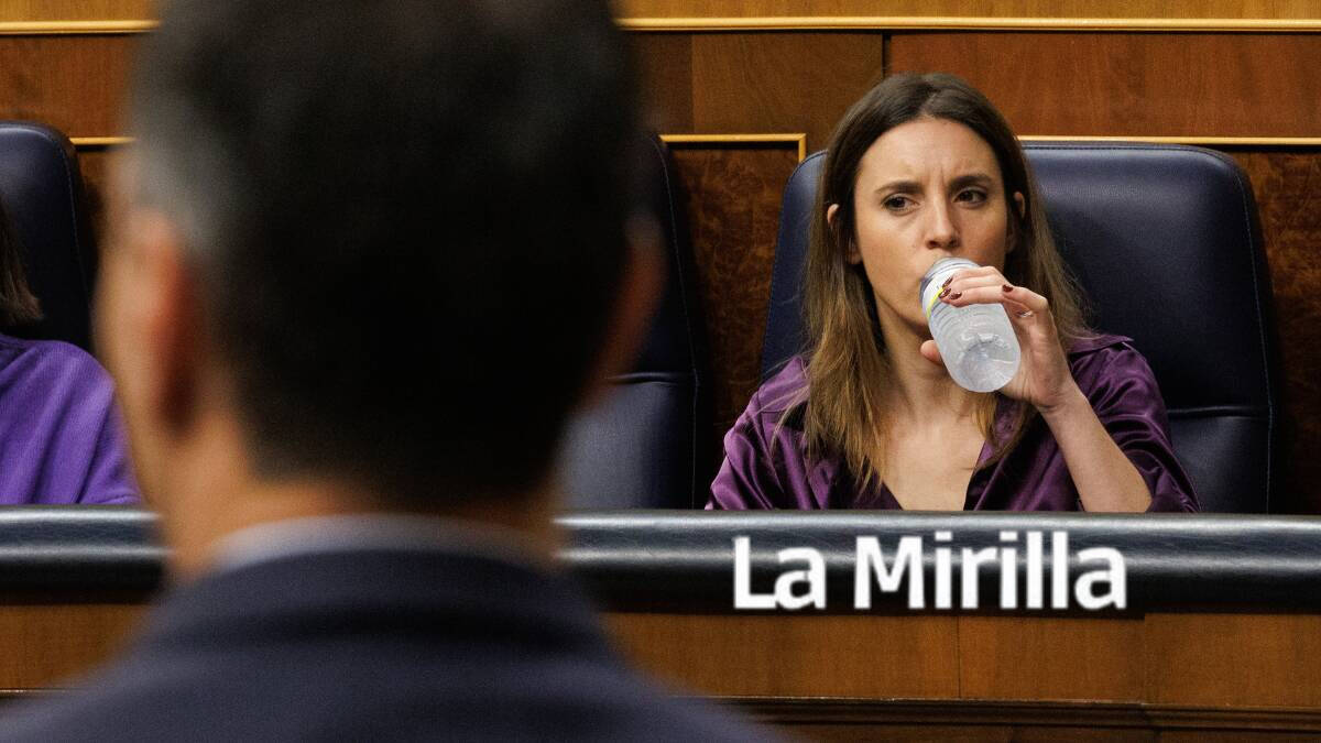 La ministra de Igualdad, Irene Montero escucha a Pedro Sánchez en el Congreso.