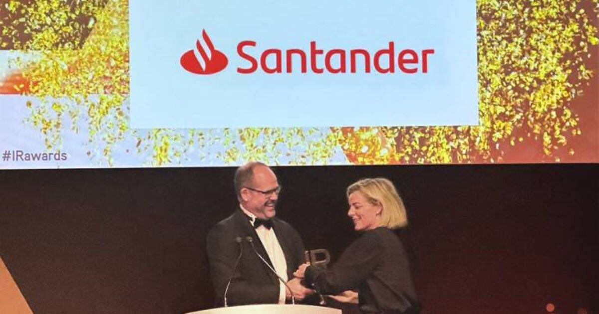 Begoña Morenés, directora global de Relación con Inversores de Santander, recoge uno de los premios.