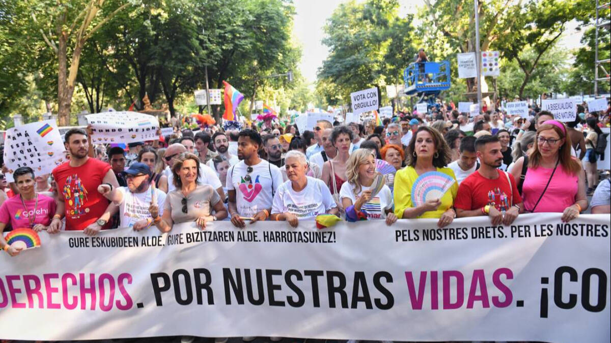 Pancarta de la cabeza del desfiles del Orgullo en Madrid.