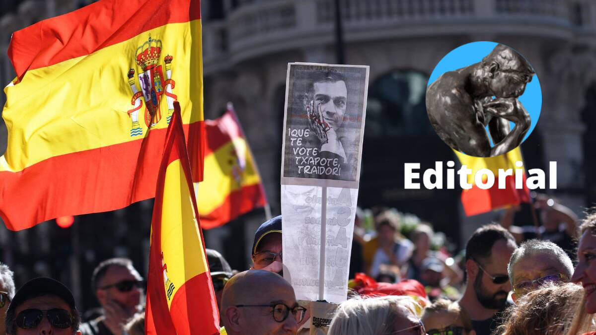 Manifestantes portan una pancarta con la imagen del presidente de Gobierno, Pedro Sánchez, en la que se lee "Que te vote Txapote, traidor!"