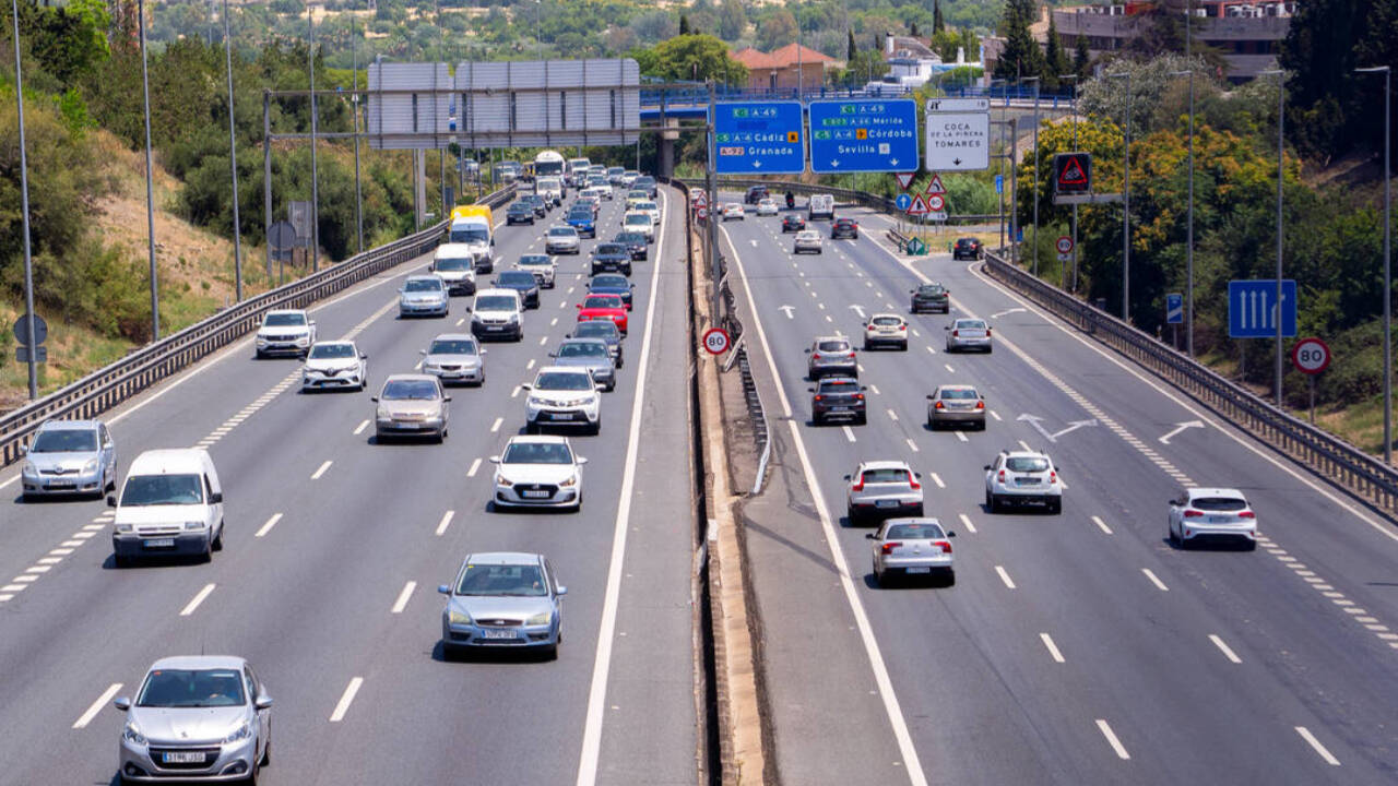 Imagen del tráfico en la autovía que une Sevilla con Huelva