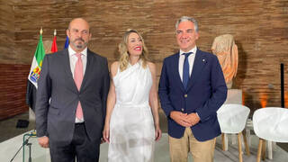 María Guardiola ya es presidenta de Extremadura con el mandato de “trabajar”
