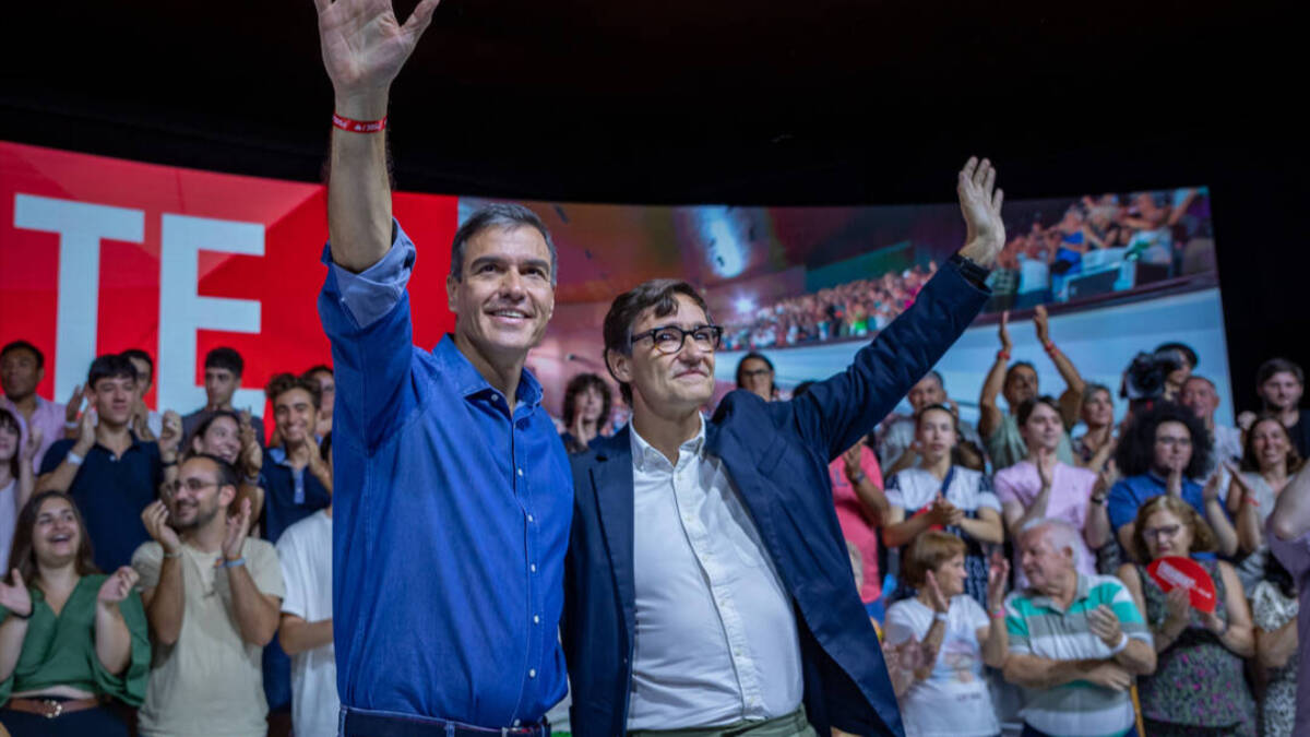 El presidente del Gobierno, Pedro Sánchez, durante su mitin en Barcelona junto al líder del PSC, Salvador Illa.