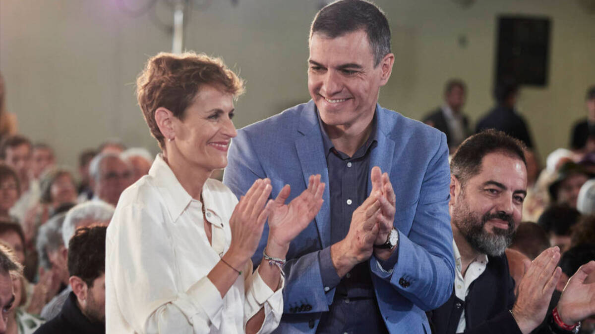 María Chivite y Pedro Sánchez durante un acto del PSOE en campaña en Pamplona.