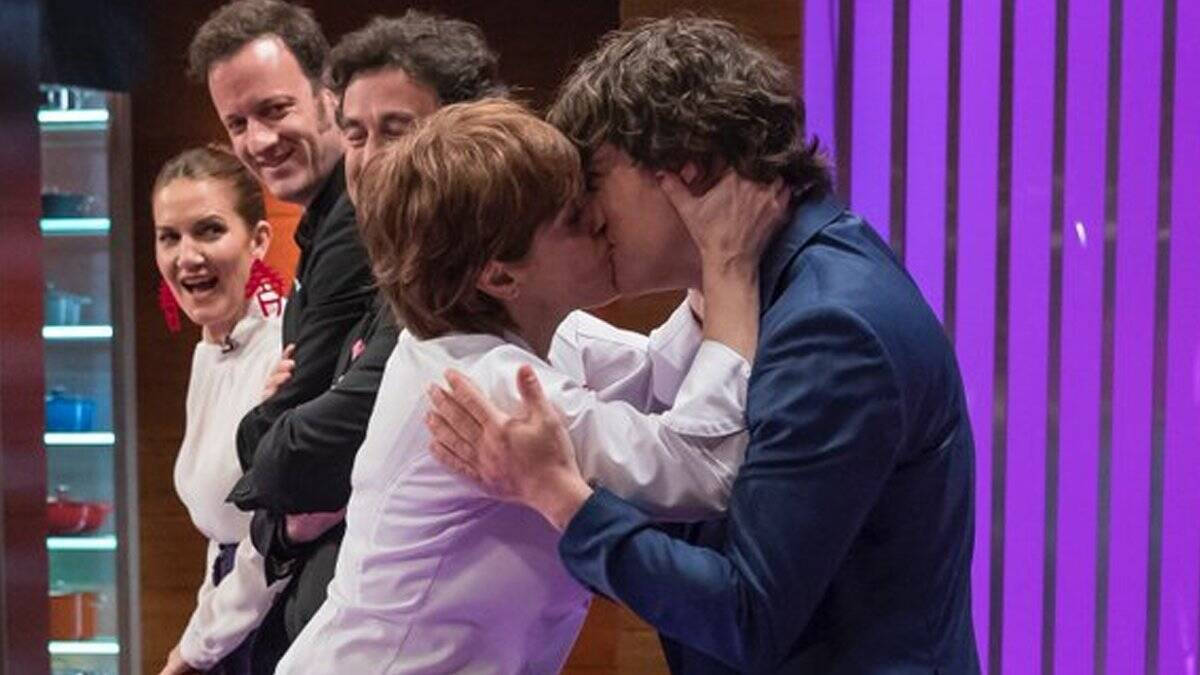 Anabel Alonso y su beso a Jordi Cruz