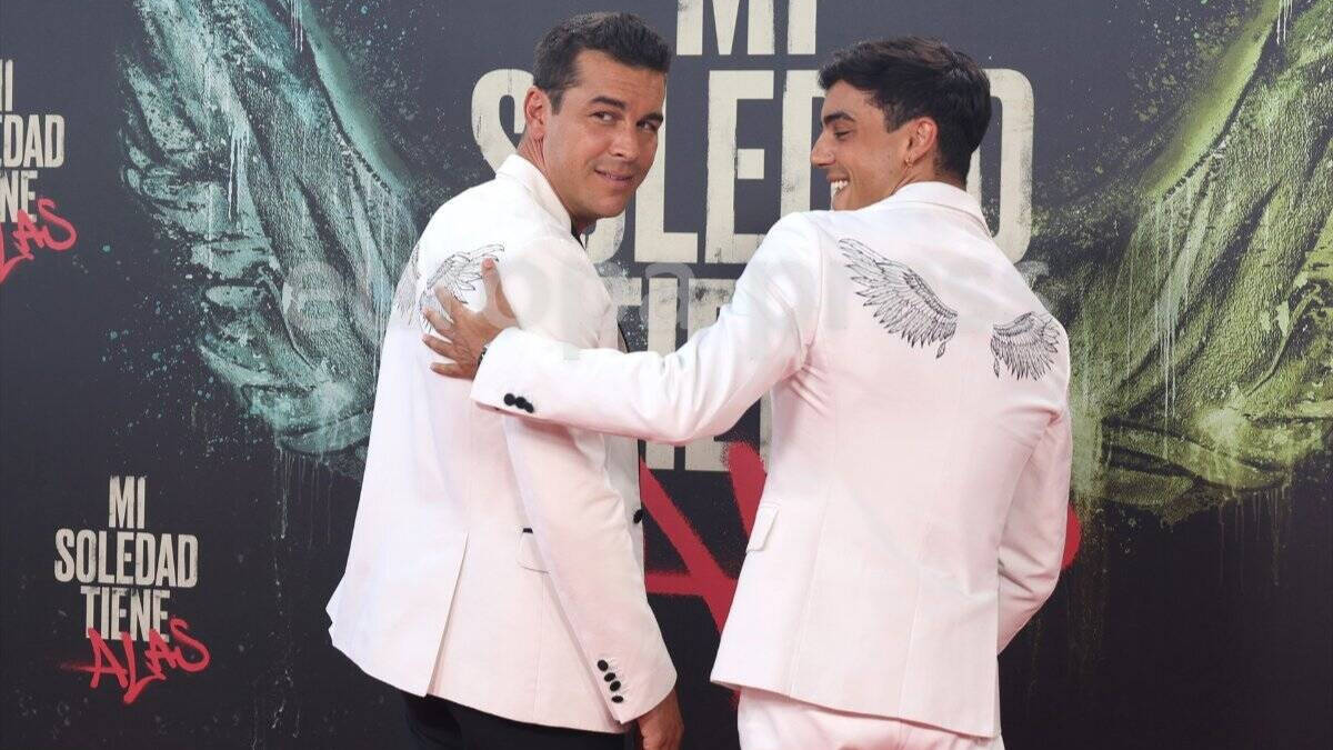Mario Casas y su hermano Óscar en la premiére de su película "Mi soledad tiene alas".