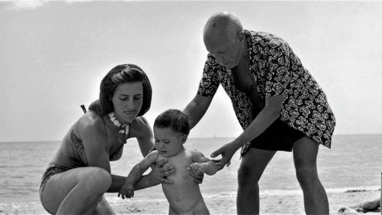 Pablo Picasso y Françoise Gillot con su hijo Claude en una fotografía que fue publicada por la mujer del pintor.