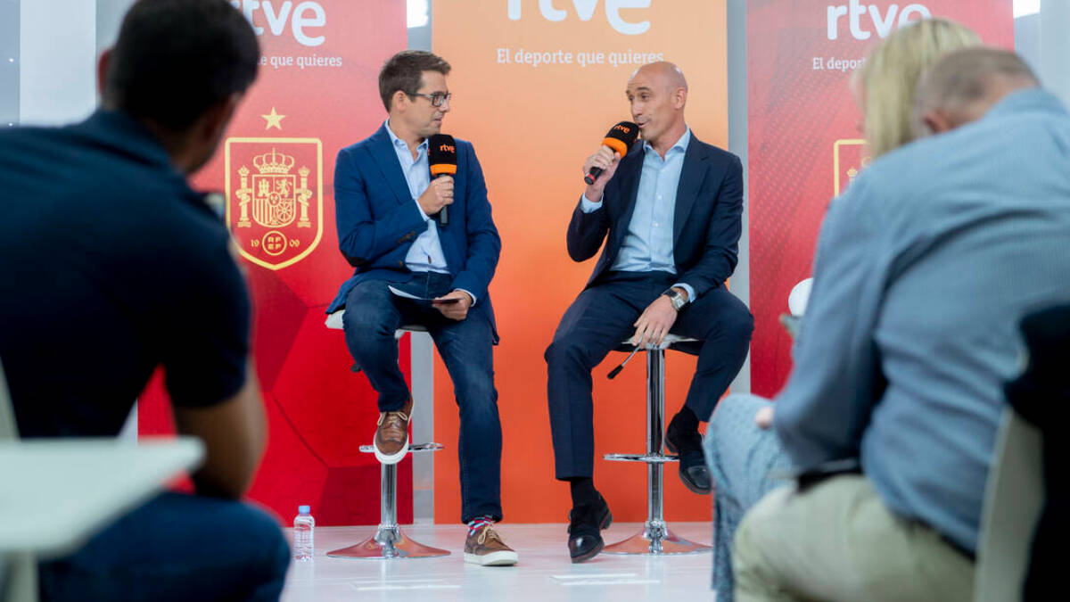 El exjefe de deportes de TVE, Arsenio Cañada y el presidente de la Real Federación Española de Fútbol, Javier Rubiales.