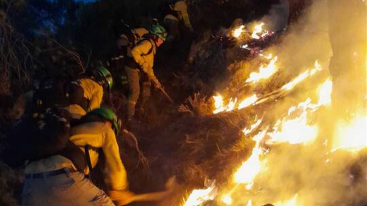 Bomberos extinguiendo el incendio en Los Guájares (Granada) en septiembre de 2022.