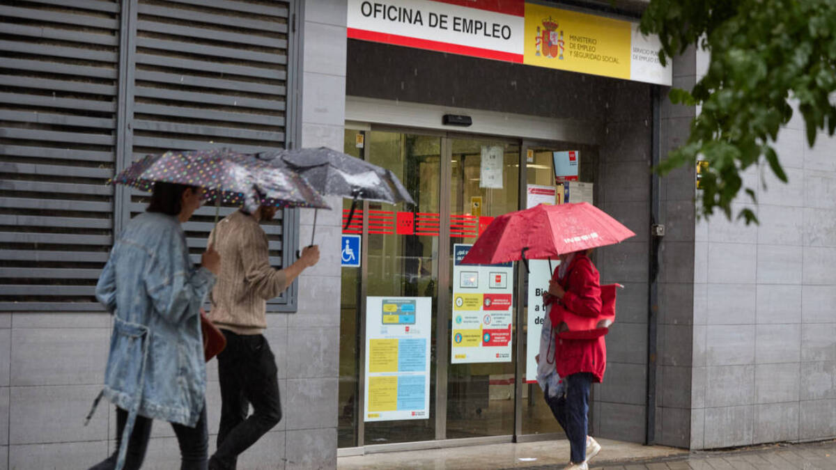 Varias personas frente a una oficina del SEPE, a 4 de septiembre de 2023, en Madrid.
