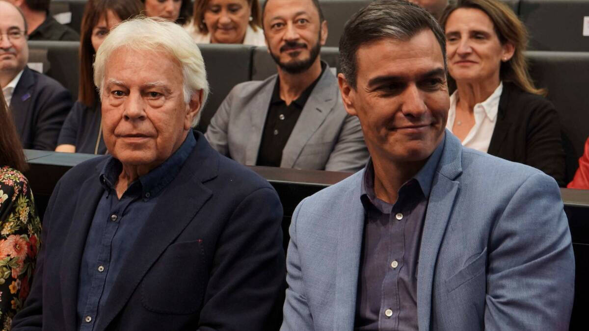 Felipe González y Pedro Sánchez durante un acto del PSOE.