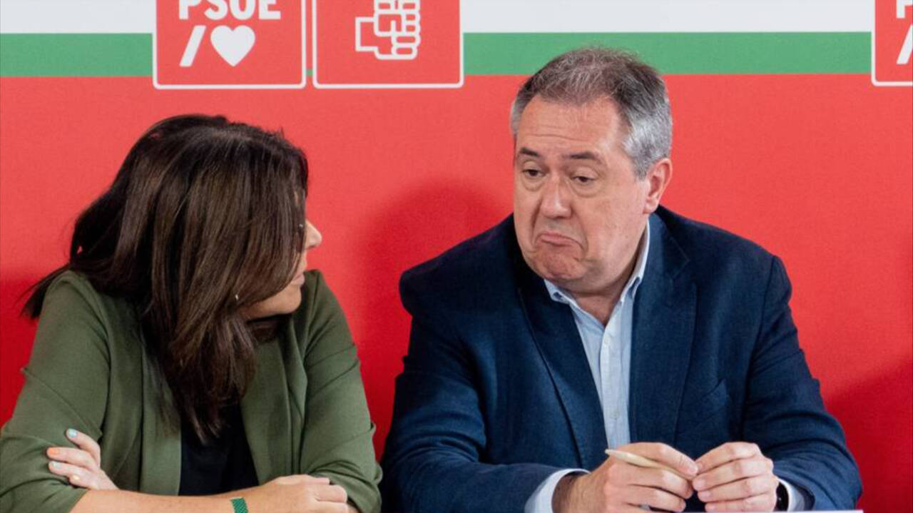 El secretario general del PSOE-A, Juan Espadas, junto a la vicesecretaria y portavoz del Grupo Socialista, Ángeles Férriz.