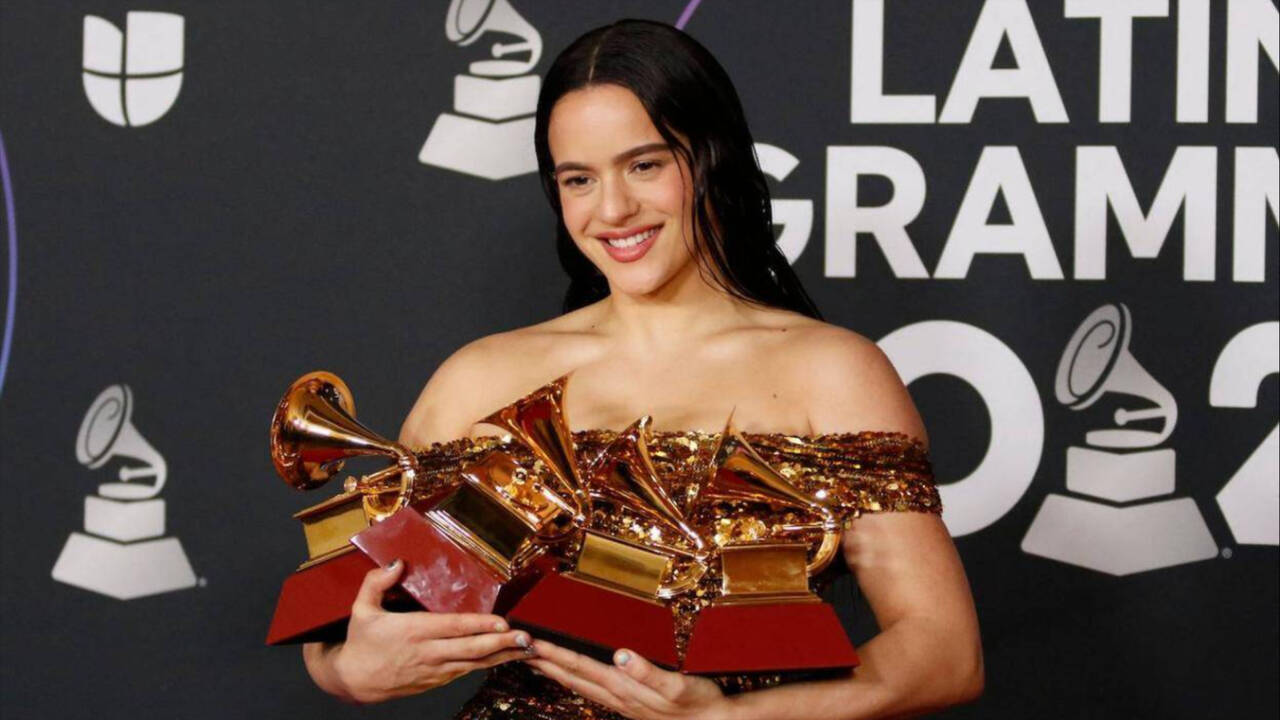 La cantante Rosalía se alzó con varios premios Grammy latinos el año pasado.