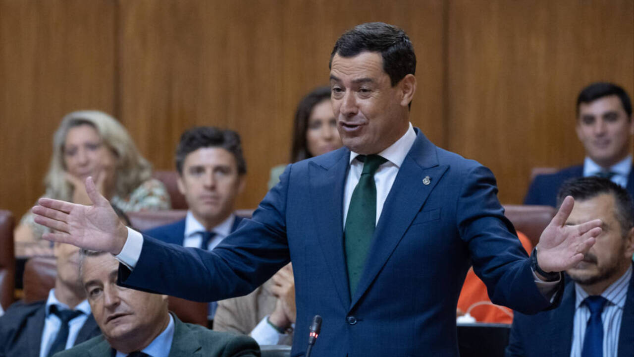 El presidente de la Junta de Andalucía y del PP-A, Juanma Moreno, durante la sesión de control en el Parlamento este jueves.