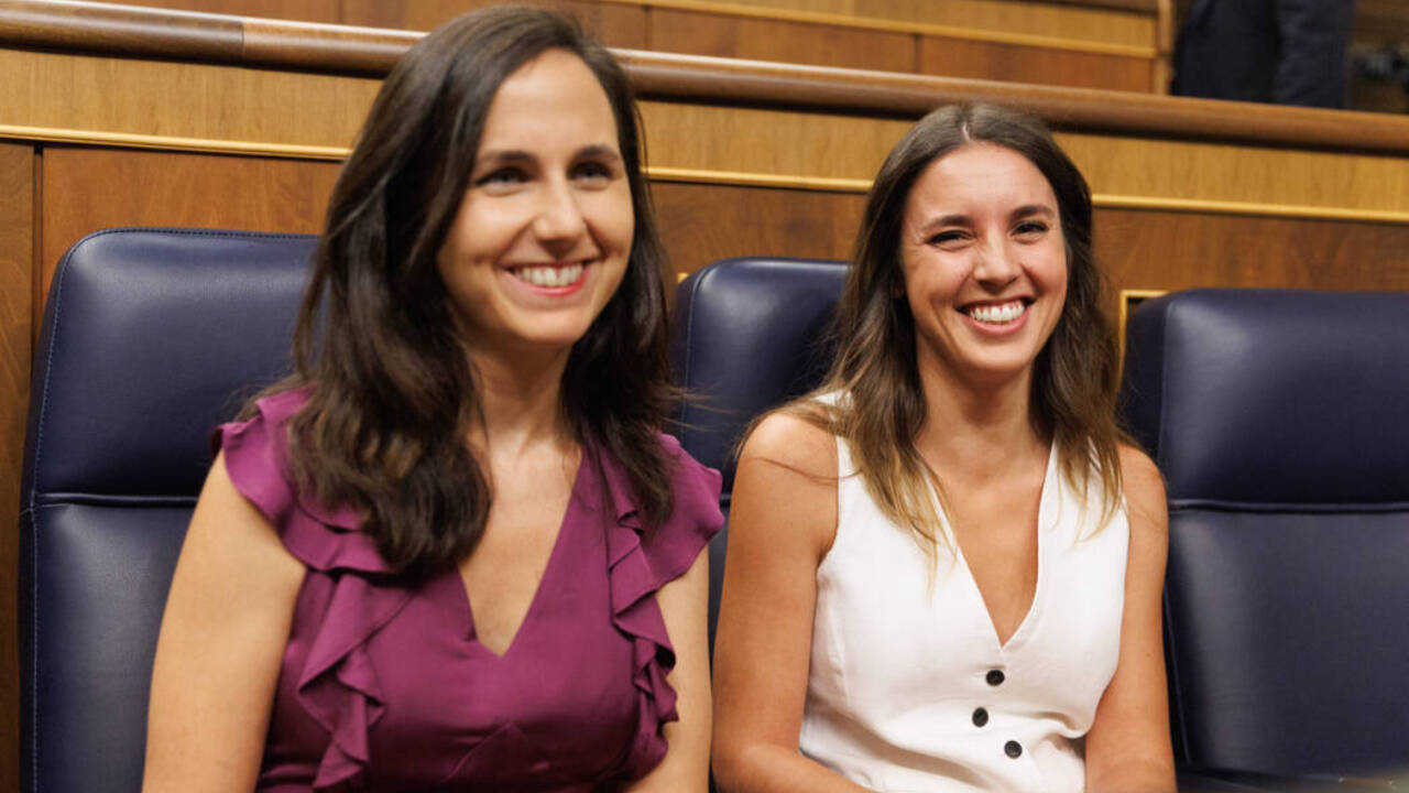 Irene Montero (a la derecha) junto a Ione Belarra durante la sesión constitutiva de la Cortes el pasado 17 de agosto