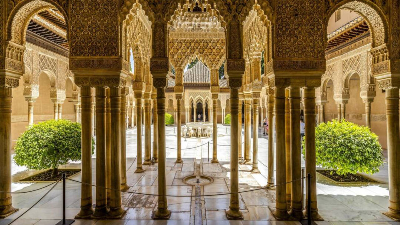 Imagen del Patio de los Leones del Palacio de la Alhambra (Granada).