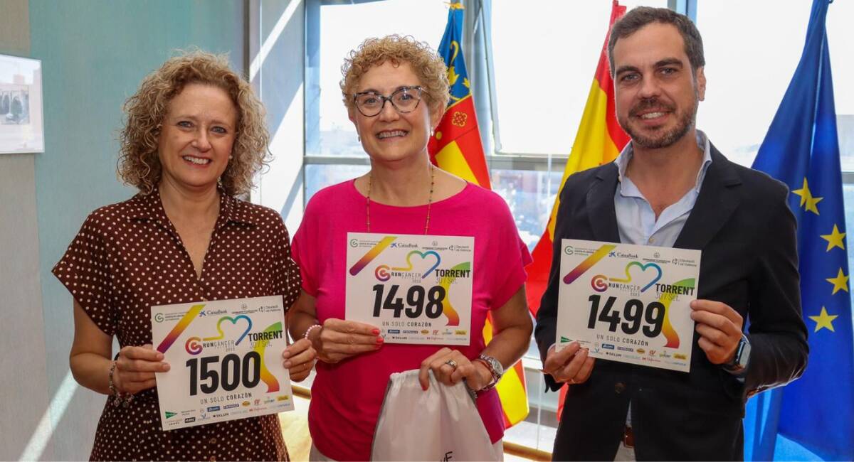 Amparo Folgado, alcaldesa de Torrent, y Guillermo Alonso del Real, concejal de Deportes, junto a la presidenta de la AECC Torrent, Amparo Almerich - AJUNTAMENT DE TORRENT
