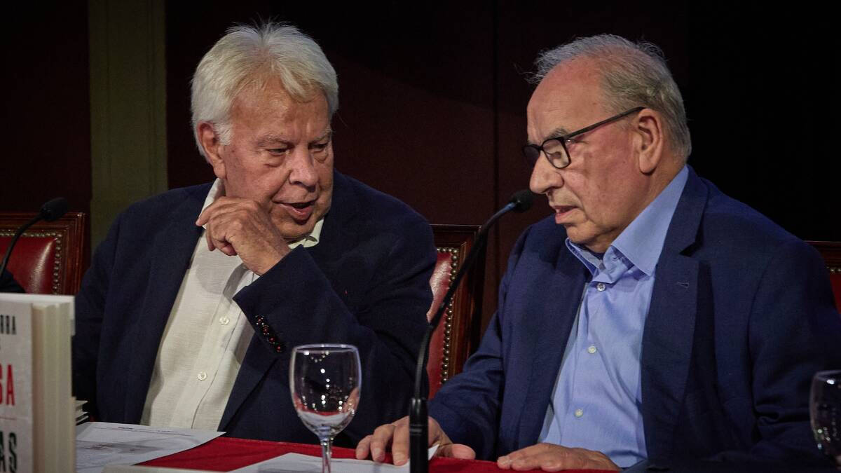 Felipe González y Alfonso Guerra durante la presentación de su nueva obra, 'La rosa y las espinas', en el Ateneo de Madrid.