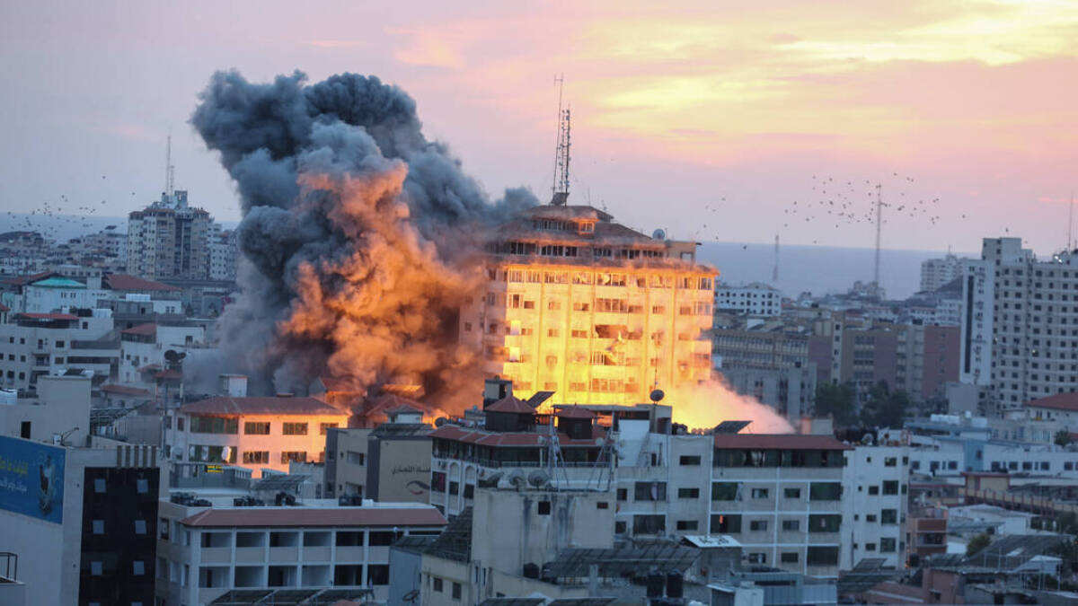 Imagen de un edificio en llamas alcanzado por un misil de Hamás