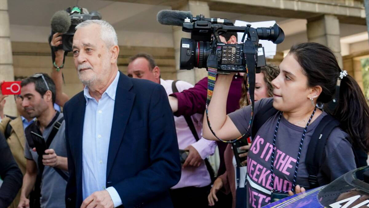 El expresidente de la Junta de Andalucía del PSOE, José Antonio Grinán saliendo de los juzgados de Sevilla.