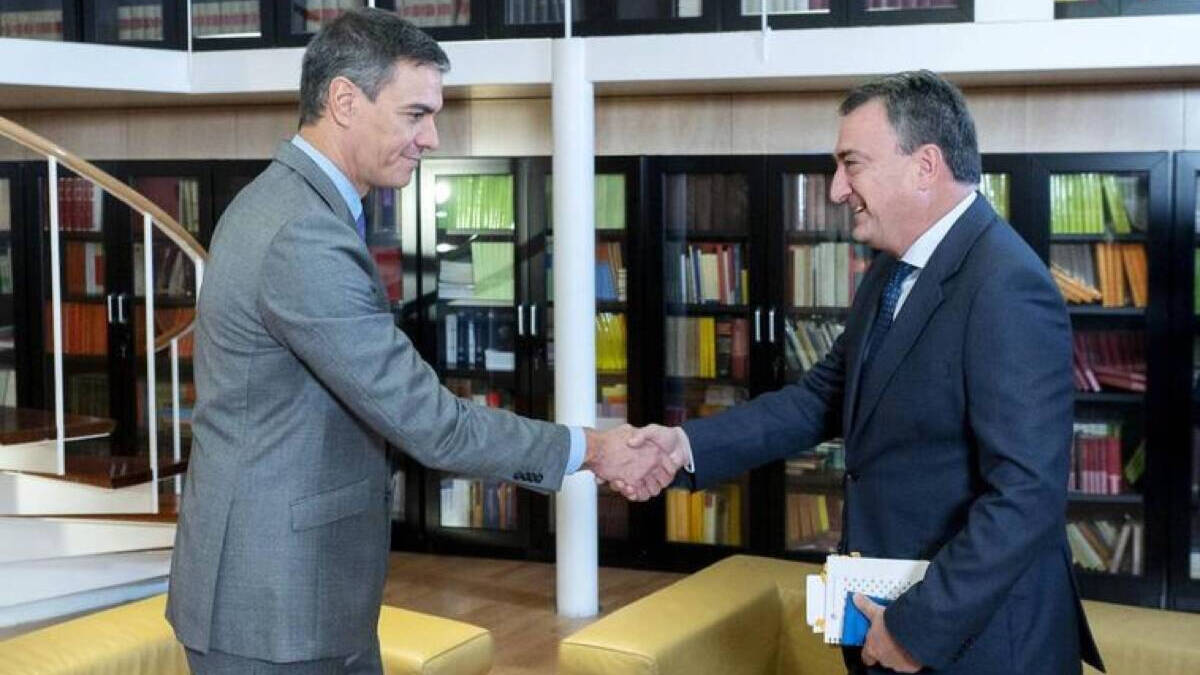 Pedro Sánchez en reunión con Aitor Esteban, portavoz del PNV.