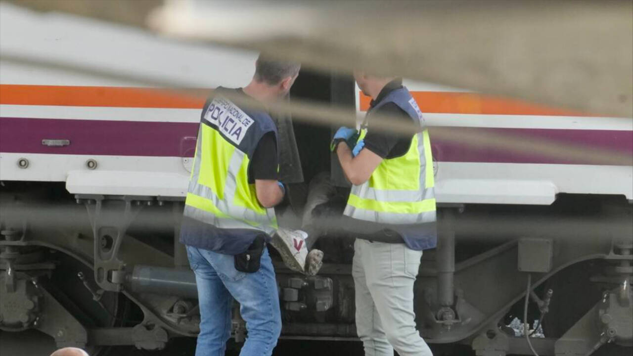 Los policías investigan el tren en el que se ha encontrado al jorven Álvaro Prieto.