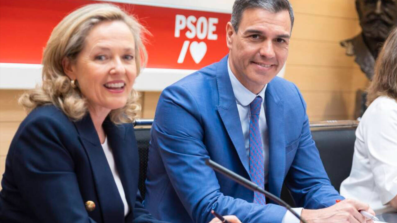 El presidente en funciones Pedro Sánchez y la ministra Calviño en un acto del PSOE.