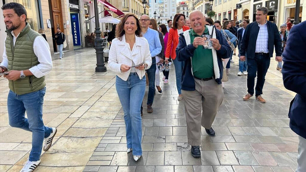 Patricia Navarro, presidenta del PP de Málaga, en un paseo por calle Larios