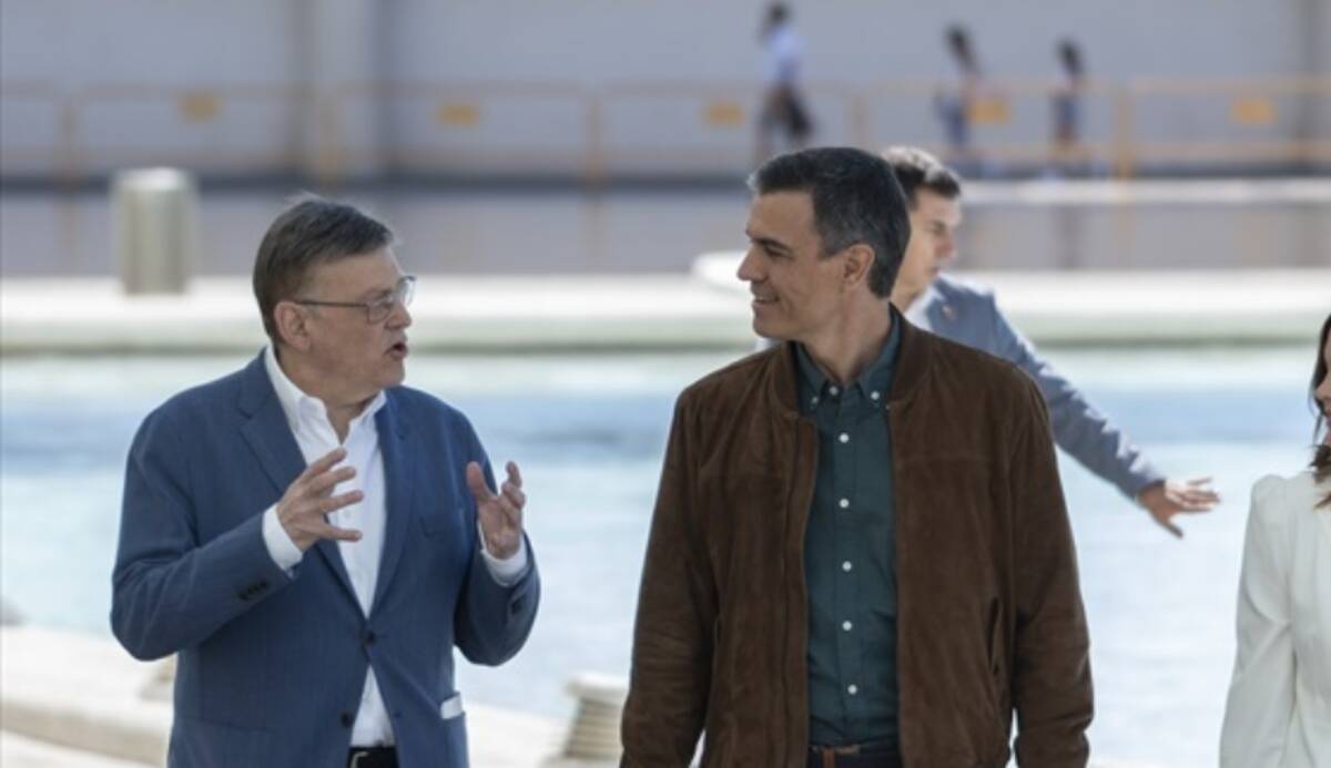 Ximo Puig y Pedro Sánchez en en la clausura de la Conferencia Municipal del PSOE en Valencia / abril de 2023.