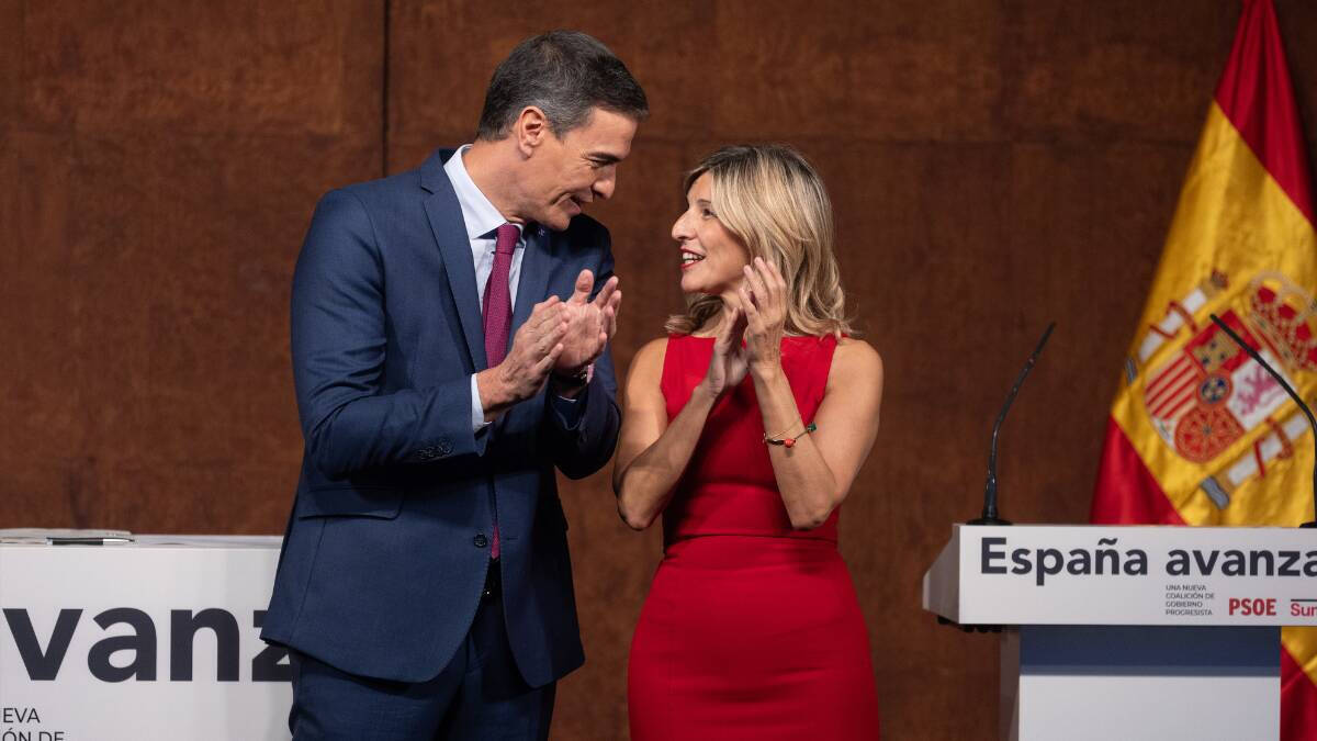 Pedro Sánchez y Yolanda Díaz aplauden tras firmar el pacto entre PSOE y Sumar para la investidura del socialista.