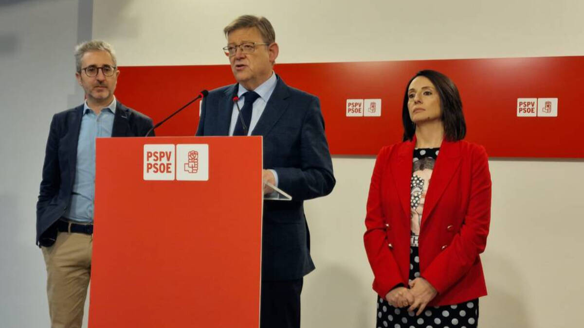 El expresidente de la Generalitat y líder del PSPV, Ximo Puig, junto a los portavoces del PSPV en Las Cortes, Arcadi España y Rebeca Torró / ESdiario.