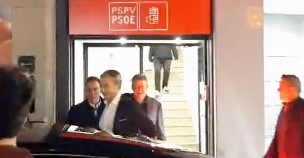 Zapatero a su salida de la sede del PSPV donde ha sido abucheado