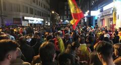 Tensa concentración frente a la sede del PSOE al borde del disturbio 