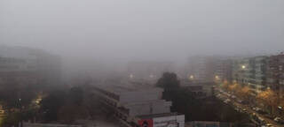 Las imágenes del denso banco de niebla que ha engullido Valencia