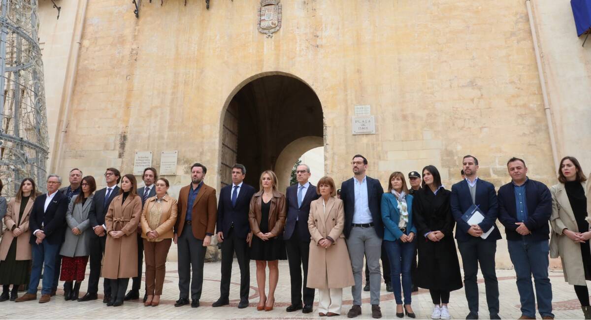 El president de la Generalitat, Carlos Mazón, en Elche (Alicante), en el minuto de silencio para condenar el asesinato de Fátima a manos de su expareja en Sagunt (Valencia) - GVA