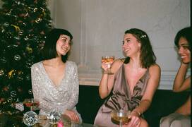 Deslumbra en Nochevieja: 3 outfits para brillar en la última noche del año