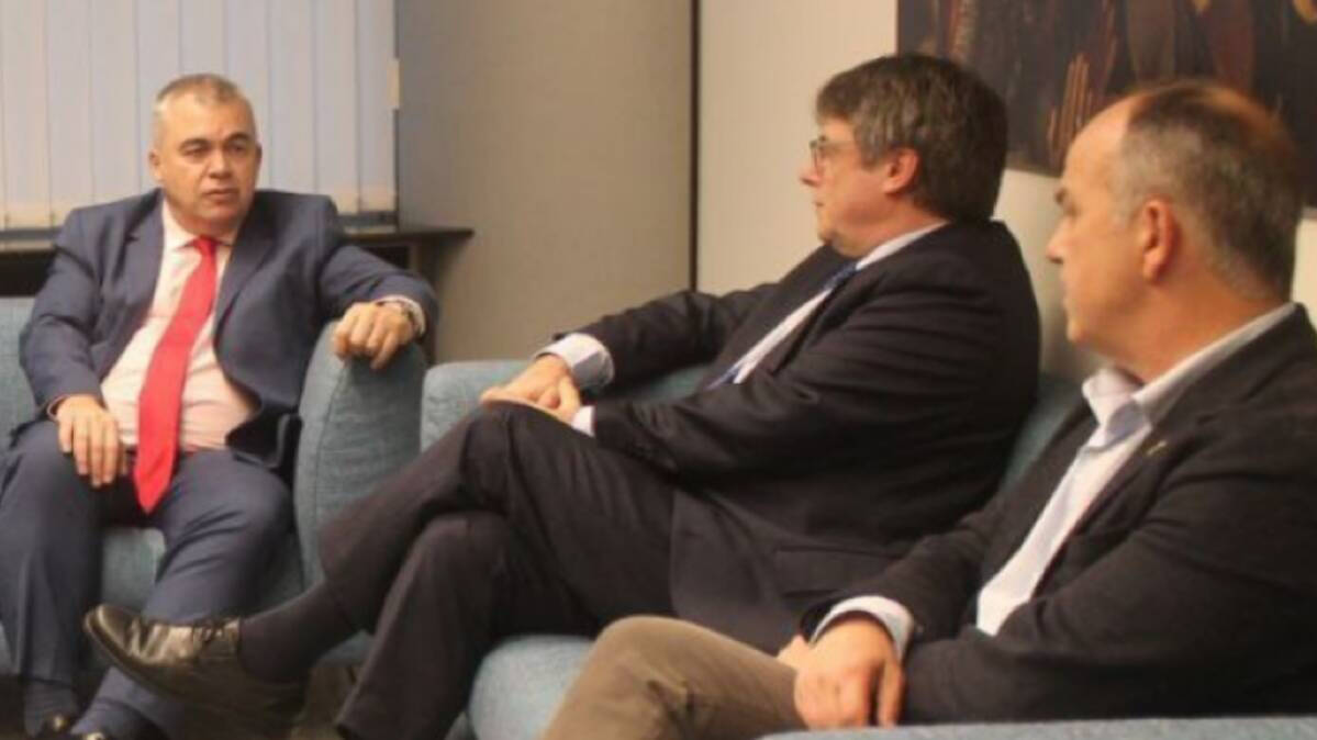 Santos Cerdán, secretario de organización del PSOE; Carles Puigdemont, presidente de Junts, y el secretario general de Junts, Jordi Turull, este lunes en Bruselas