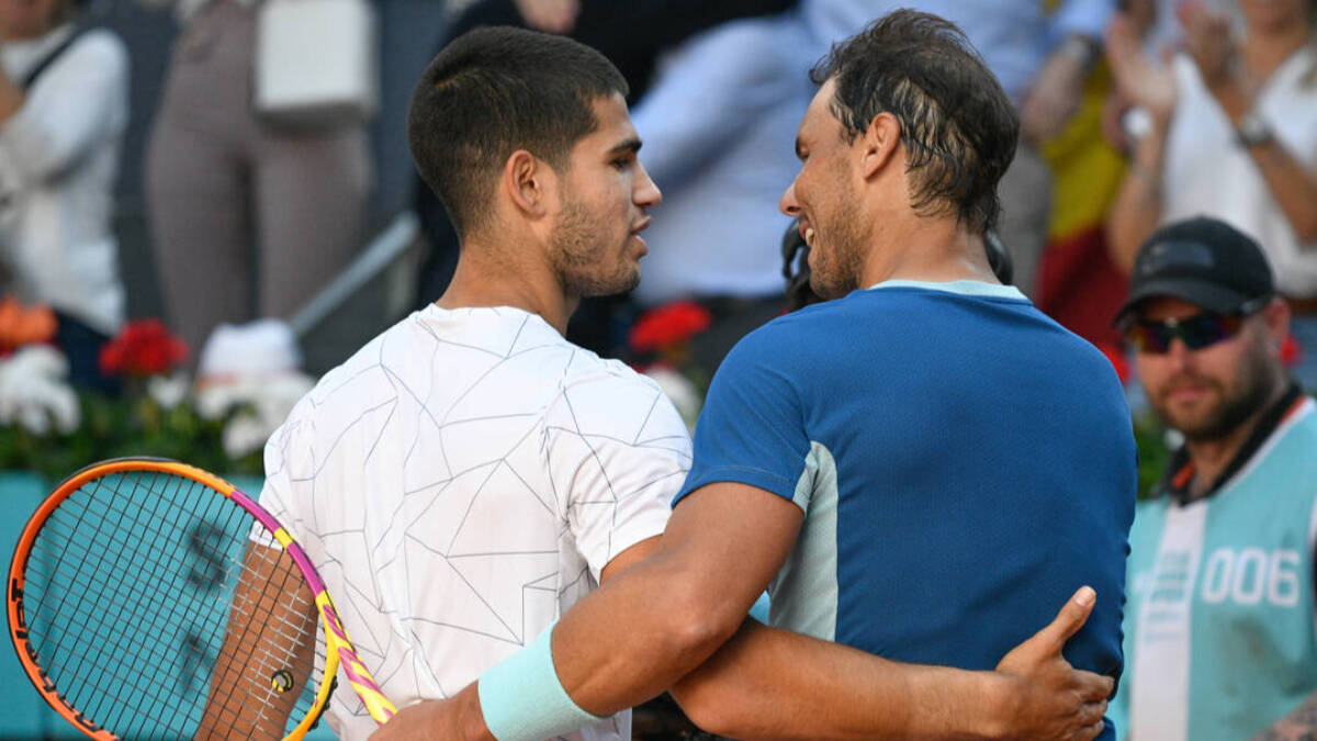Carlos Alcaraz y Rafa Nadal se saludan al final de su partido en el Mutua Madrid Open del año 2022.
