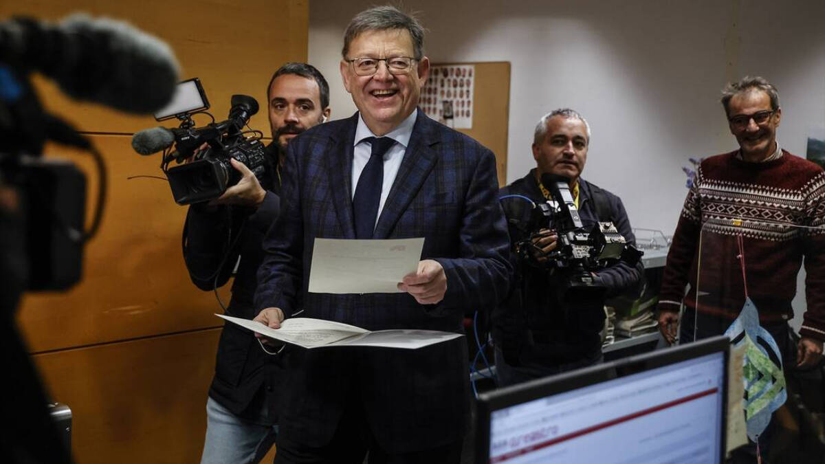 Ximo Puig presentando su carta de renuncia a su escaño en Las Cortes Valencianas.