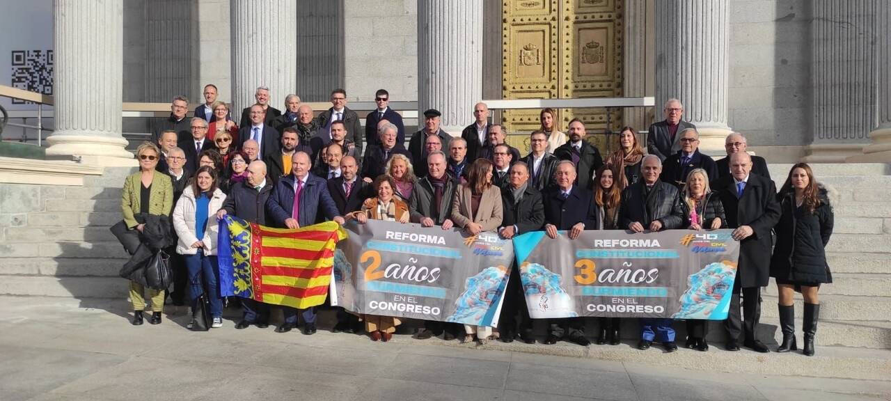 Parlamentarios, políticos y miembros de Juristes valencians ante las Cortes pidiendo el derecho civil valenciano.