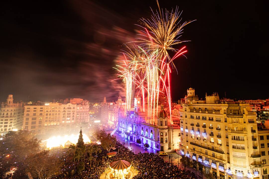 Gran espectáculo para iniciar el 2024 en la plaza del Ayuntamiento de Valencia.