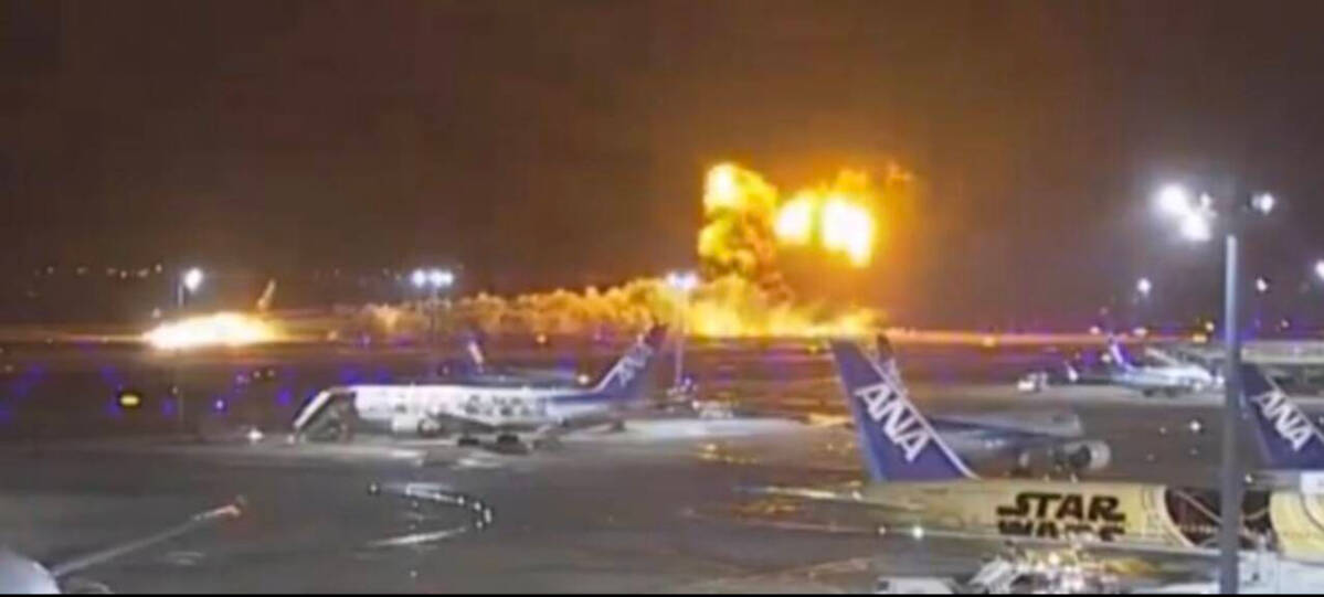 Avión en llamas en el aeropuerto de Tokio