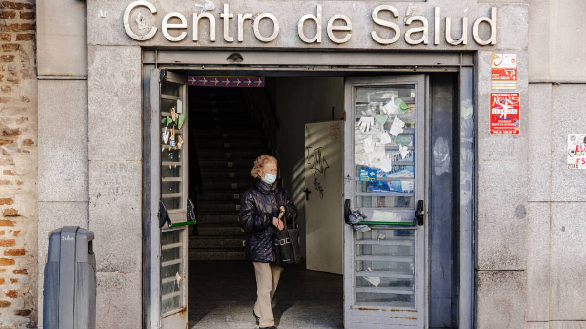 Una mujer sale con mascarilla del Centro de Salud del barrio madrileño de Lavapiés.