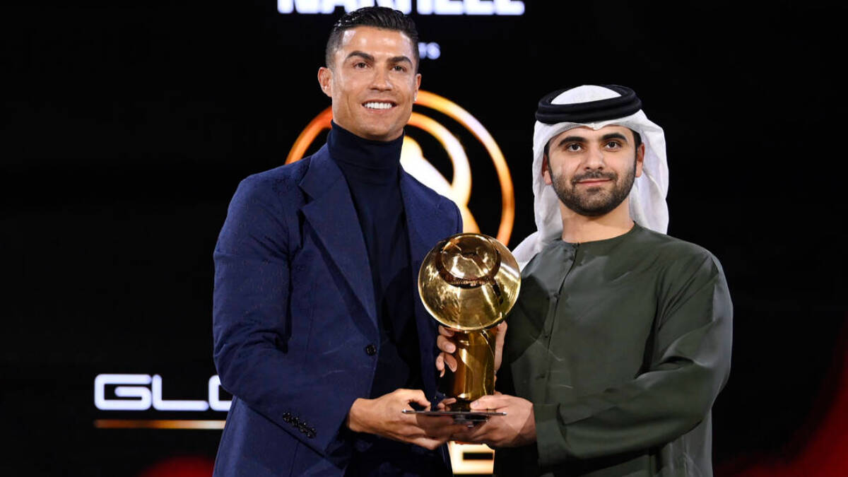 Cristiano Ronaldo, recibe un premio en los Globe Soccer Awards.