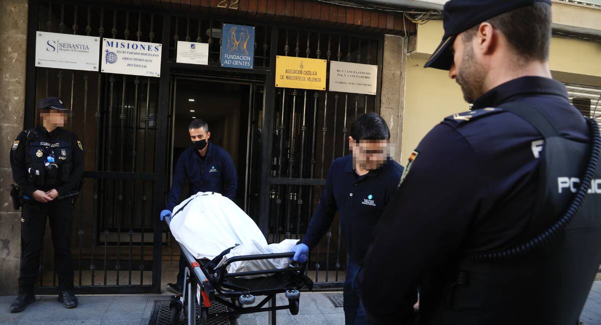 Momento en el que sacan el cadáver del canónigo de su domicilio en València


