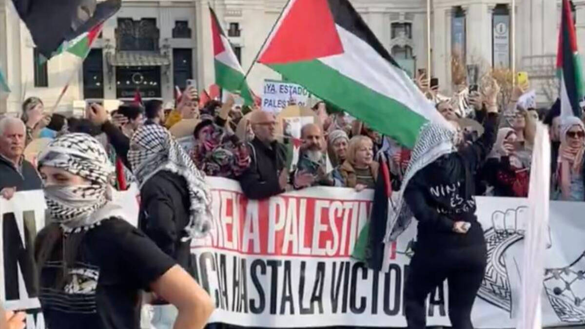 Encapuchados como terroristas en la manifestación pro Palestina de Madrid