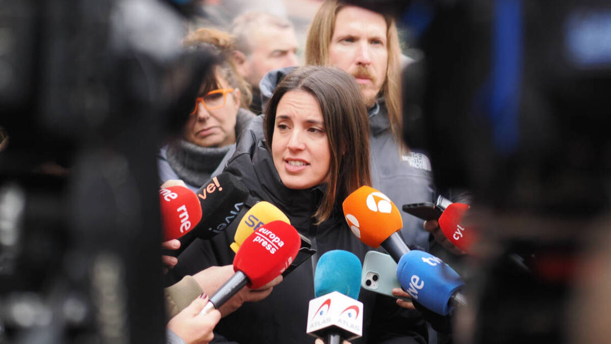 Irene Montero atiende a los periodistas este martes en Valladolid. 